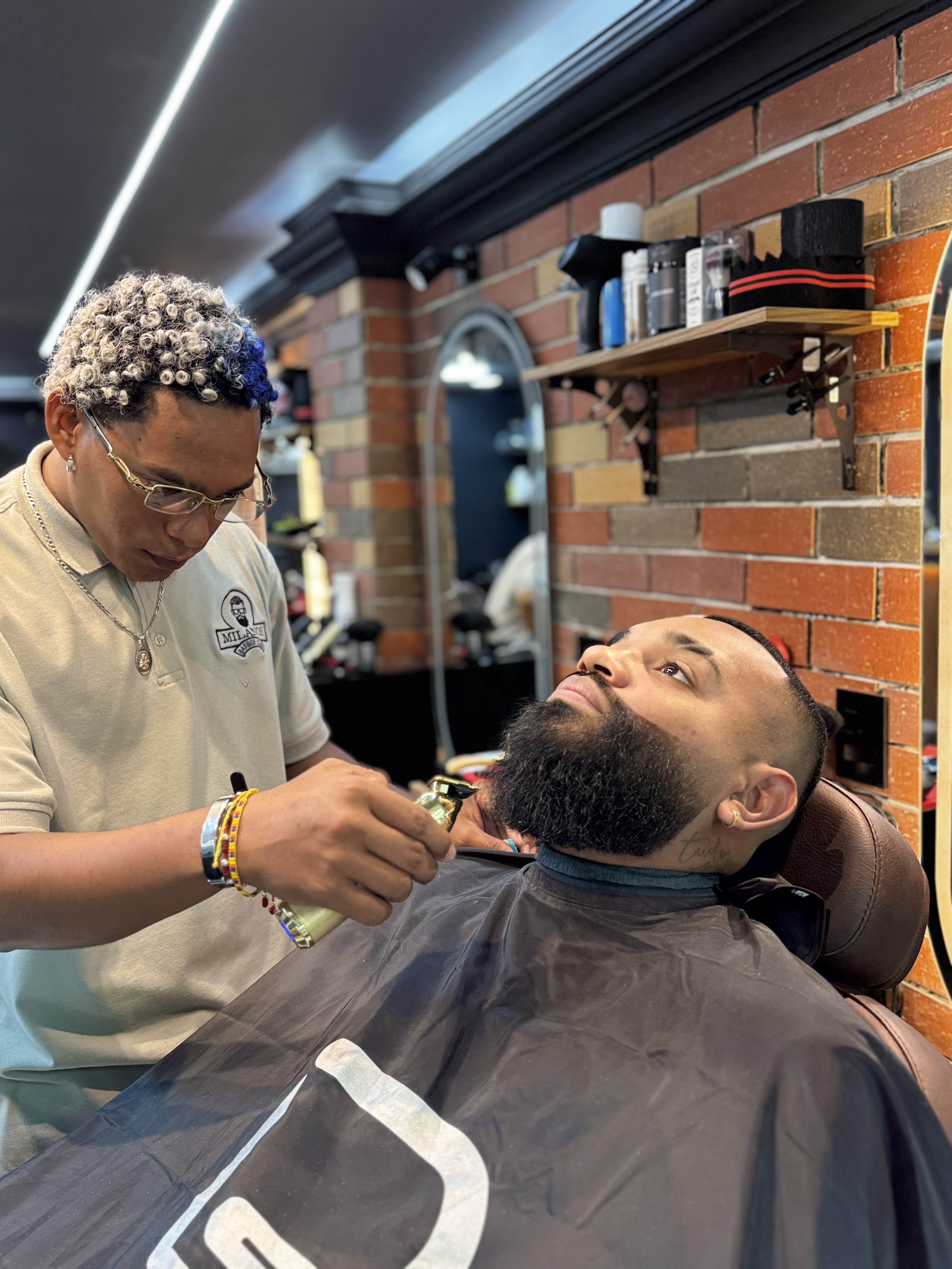 Barbero perfilando barba
